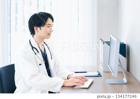 パソコン操作をする医師 134177249