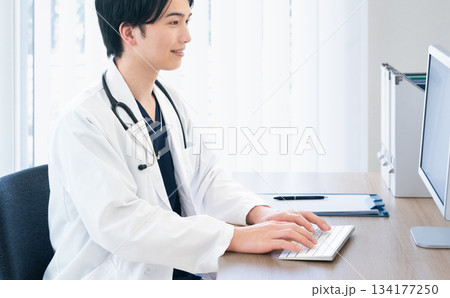 パソコン操作をする医師 134177250