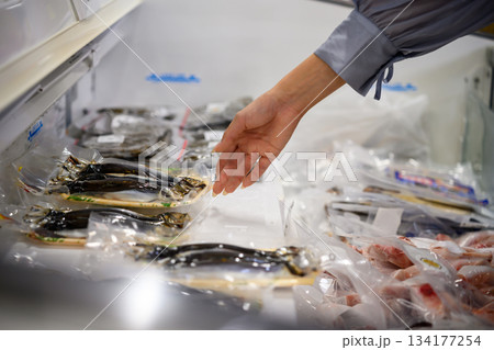 冷凍魚を手に取る 冷凍魚を手に取る 134177254