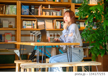 カフェでPC作業 カフェでPC作業 134177255