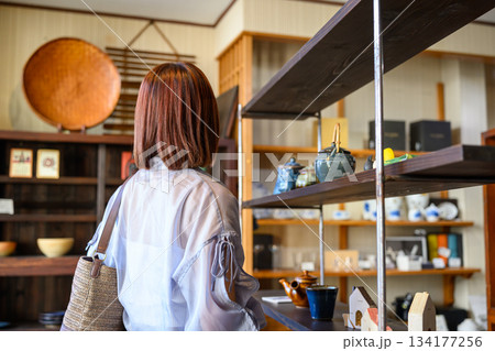 雑貨店で買い物する女性 134177256