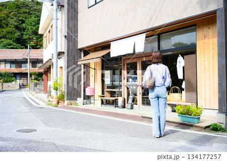 港町で雑貨店巡り 134177257
