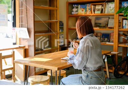 カフェでくつろぐ女性 カフェでくつろぐ女性 134177262