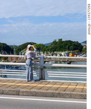 港の景色を眺める女性 134177268