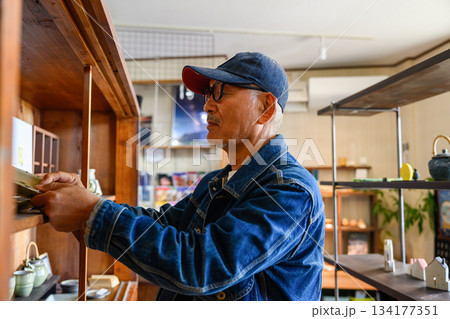 雑貨店で品定め 134177351