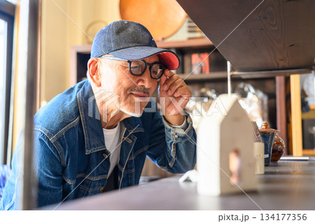 雑貨店で買い物するシニア 134177356