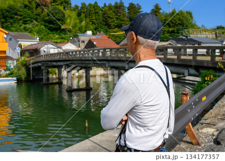 港の風景と観光客 134177357