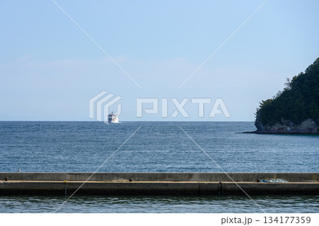 港と航行する船 港と航行する船 134177359
