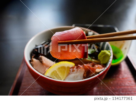 海鮮丼を掴む 134177361