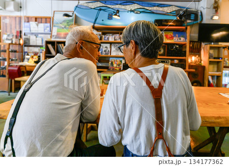 店内での会話風景 134177362