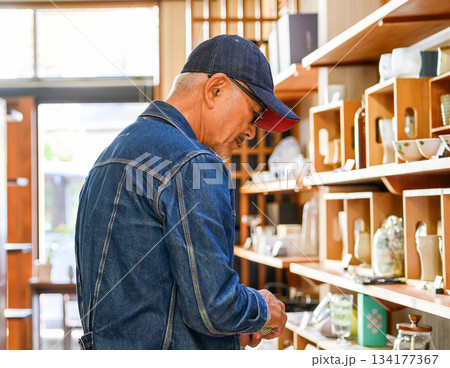 雑貨店で買い物する 雑貨店で買い物する 134177367