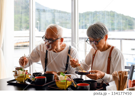 夫婦 海鮮丼 旅行 134177450