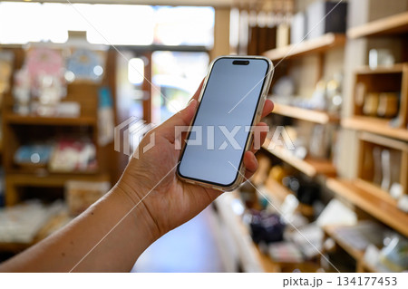 雑貨店でスマホ操作 134177453