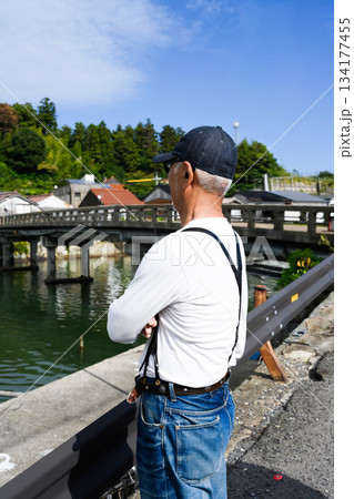 港の景色と男性 134177455