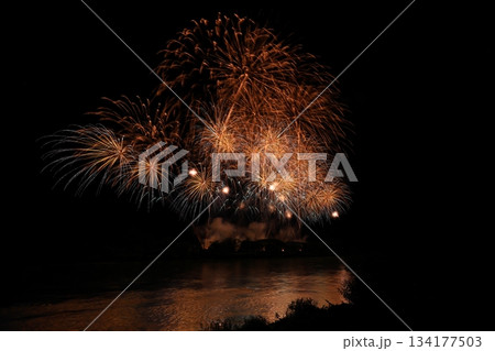 水面に映る花火 134177503