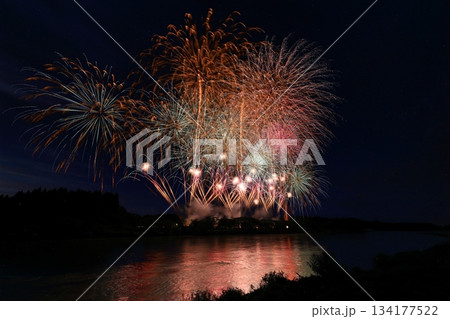 水面に映る花火 134177522