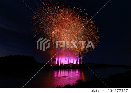 水面に映る花火 134177537