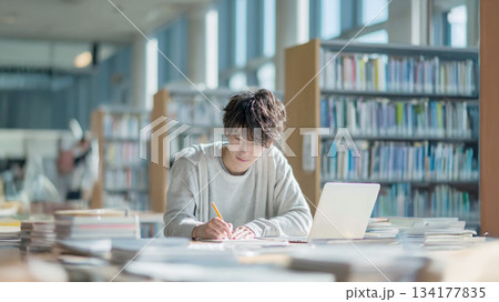 勉強、学び直しする社会人 134177835