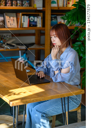 カフェでPC作業 カフェでPC作業 134177879