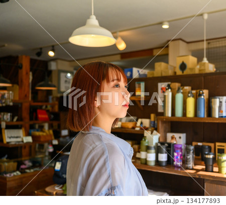 雑貨店で買い物する女性 134177893