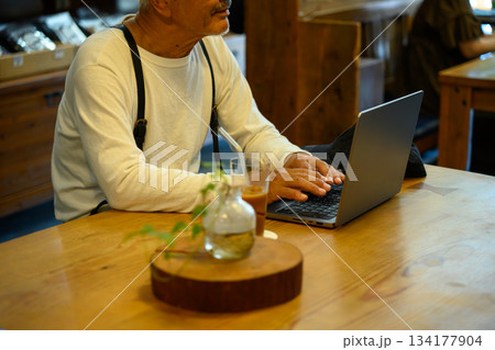 カフェでPC操作 カフェでPC操作 134177904