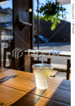 木製テーブルのレモンスカッシュ 134177912