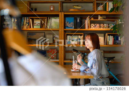 カフェでくつろぐ女性 134178026