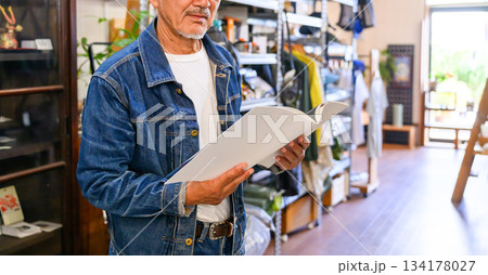 中高年男性の買い物 中高年男性の買い物 134178027