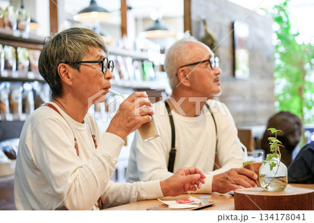 カフェで休憩する熟年夫婦 134178041