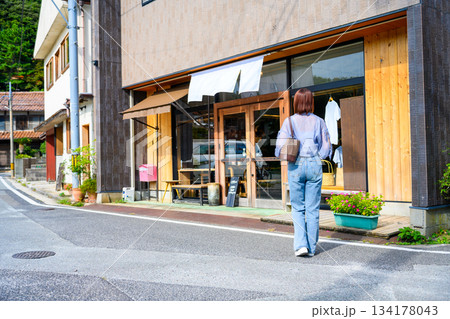 雑貨屋へ向かう女性 雑貨屋へ向かう女性 134178043