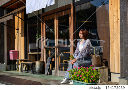 港町で休憩する女性 134178089