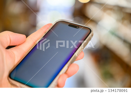 手元のスマホ 134178091
