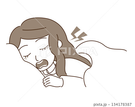 いびきをかいて眠る女性 134178387