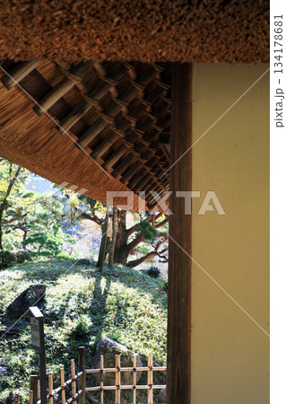 茅葺屋根の茶室 茅葺屋根の茶室 134178681