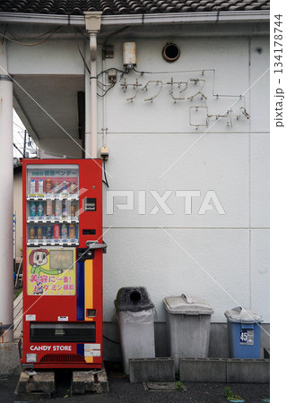 スナック入口のドリンク自販機 スナック入口のドリンク自販機 134178744