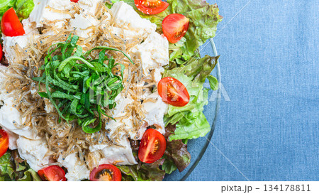 豆腐とカリカリじゃこのサラダ 134178811