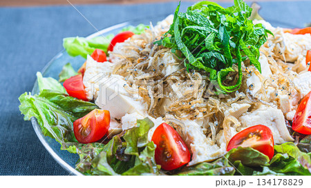豆腐とカリカリじゃこのサラダ 豆腐とカリカリじゃこのサラダ 134178829