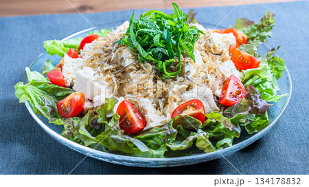 豆腐とカリカリじゃこのサラダ 豆腐とカリカリじゃこのサラダ 134178832