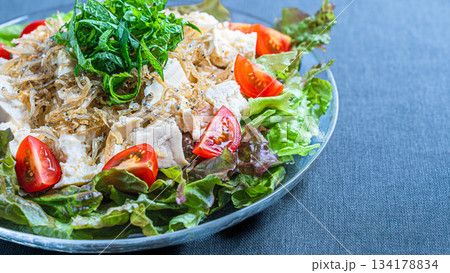 豆腐とカリカリじゃこのサラダ 134178834