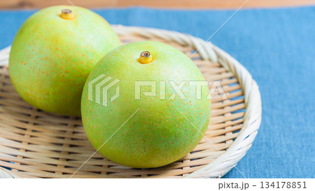 竹ざるに盛られた20世紀 134178851