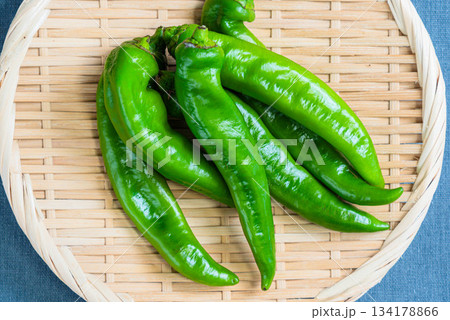 ざるに盛られた万願寺とうがらし ざるに盛られた万願寺とうがらし 134178866