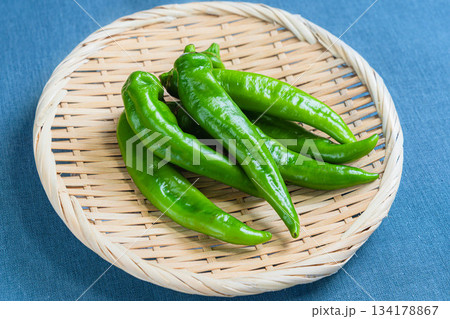 ざるに盛られた万願寺とうがらし ざるに盛られた万願寺とうがらし 134178867