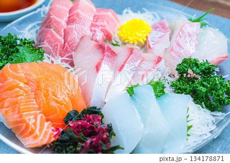 刺身盛り合わせ Japanese Sashimi Platter 134178871