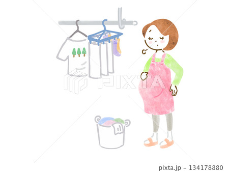 疲れた表情で洗濯物を干すエプロン姿の妊婦さんのイラスト 134178880