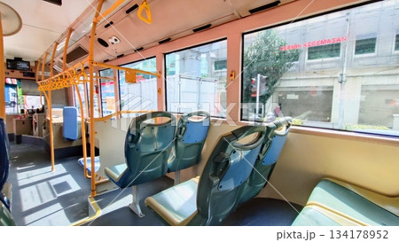 クアラルンプールのバス車内 134178952