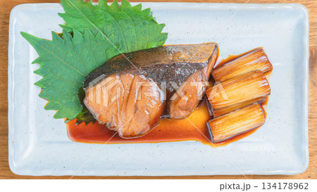 鰤の照り焼き 木目背景 Japanese Yellowtail Teriyaki on Wooden 134178962
