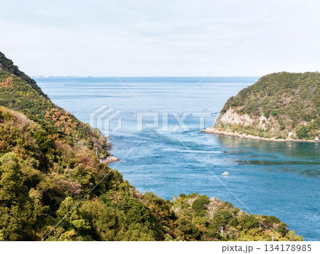 九州熊本、上天草「天草諸島」の海を空撮 134178985