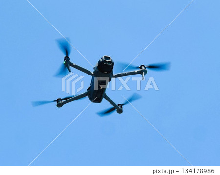 飛んでいるドローン「dji mavic 4 pro」 飛んでいるドローン「dji mavic 4 pro」 134178986