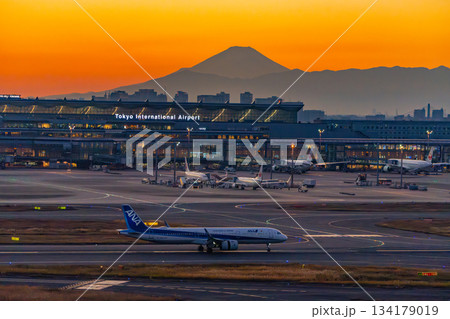 【東京都】富士山を背に羽田空港・第3ターミナル　夕景 134179019