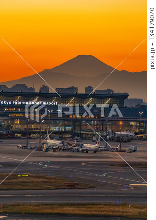 【東京都】富士山を背に羽田空港・第3ターミナル　夕景 134179020